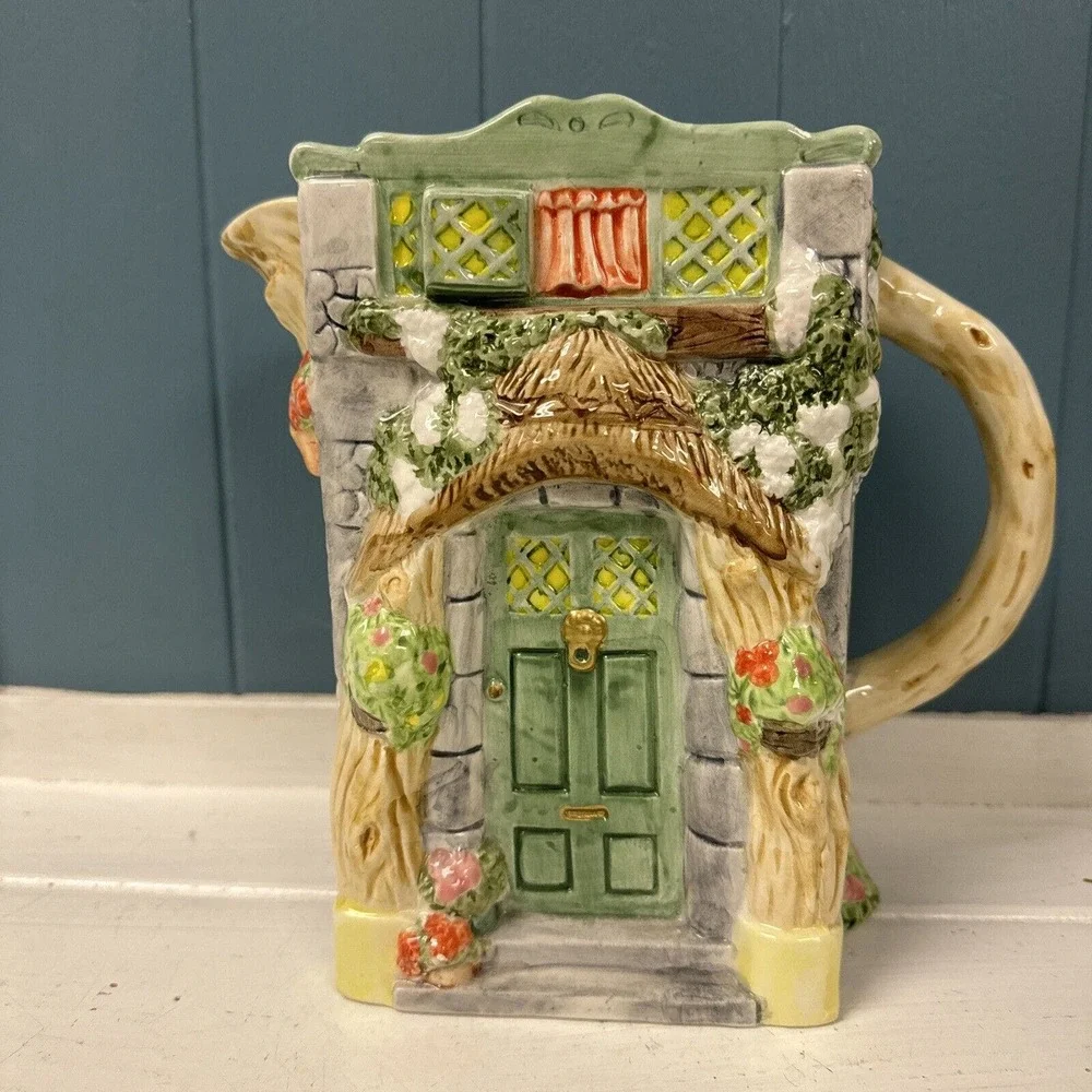 VINTAGE HERITAGE MINT LTD. CERAMIC PITCHER MEDIEVAL STYLE BUILDING‎